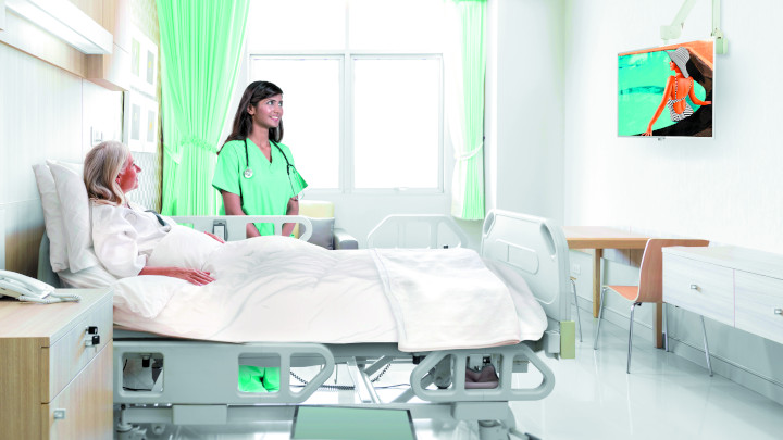 T&eacute;l&eacute;viseur dans la chambre d'un patient