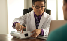 Pr&eacute;sentation de la PPC DreamStation Expert par un m&eacute;decin &agrave; son patient