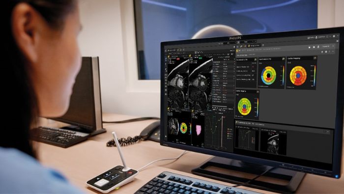 Les m&eacute;decins examinent le rapport de diagnostic