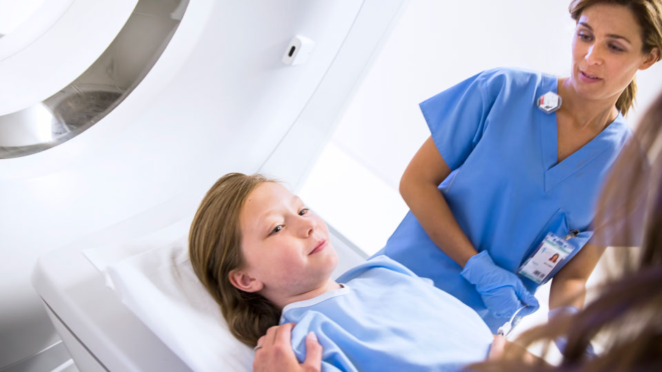 Photo d&rsquo;un clinicien et d&rsquo;un patient avec un syst&egrave;me de scanner &agrave; d&eacute;tection spectrale