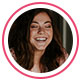 Image de profil d&rsquo;une femme brune souriante qui a laiss&eacute; un avis.
