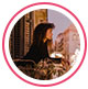 Image de profil d&rsquo;une consommatrice, une femme de profil sur un balcon.