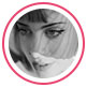 Une image de profil en noir et blanc d&rsquo;une consommatrice portant une frange et un trait d&rsquo;eyeliner noir.
