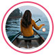Une image de profil d&rsquo;une consommatrice qui a partag&eacute; son avis sur le produit. Elle est assise sur une barque et tient une pagaie, face &agrave; la mer.