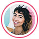 Image de profil d&rsquo;une consommatrice, une femme aux cheveux fonc&eacute;s souriant &agrave; la cam&eacute;ra.