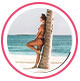 Une image de profil d&rsquo;une consommatrice, une femme en maillot de bain adoss&eacute;e &agrave; un palmier sur une plage.