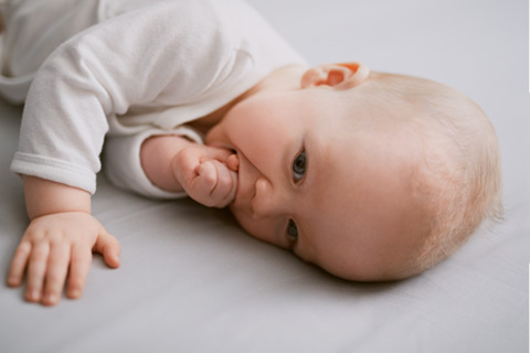 B&eacute;b&eacute; refuse le biberon : que faire ?