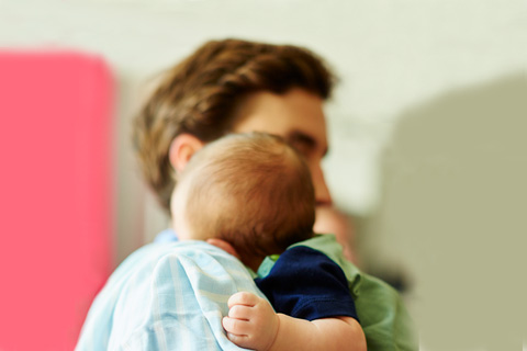 Regurgitations du b&eacute;b&eacute; : causes et solutions