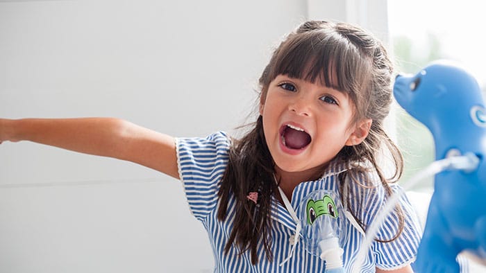 Enfant avec n&eacute;buliseur