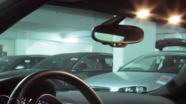 Clich&eacute; d'un parking pris depuis l'int&eacute;rieur d'une voiture