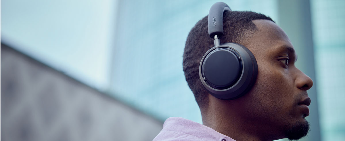 Un homme &eacute;coute de la musique avec le casque Philips&nbsp;X3.