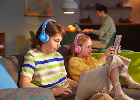 Enfants portant des casques supra-auraux Philips avec inserts lumineux color&eacute;s