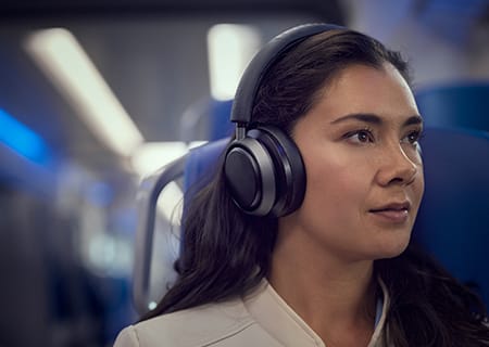 Femme b&eacute;n&eacute;ficiant de Noise Cancelling Pro+ avec un casque Philips L4