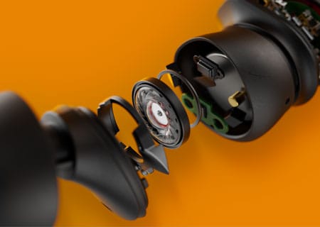 Image technique en gros plan montrant les parties internes d'un casque True&nbsp;Wireless