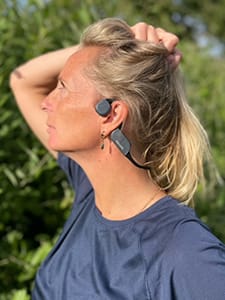 Femme portant un casque Bluetooth&reg; &agrave; conduction osseuse Philips
