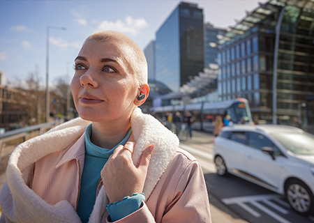 Femme profitant de l'ext&eacute;rieur &agrave; l'aide du v&eacute;ritable casque sans fil Philips T3508