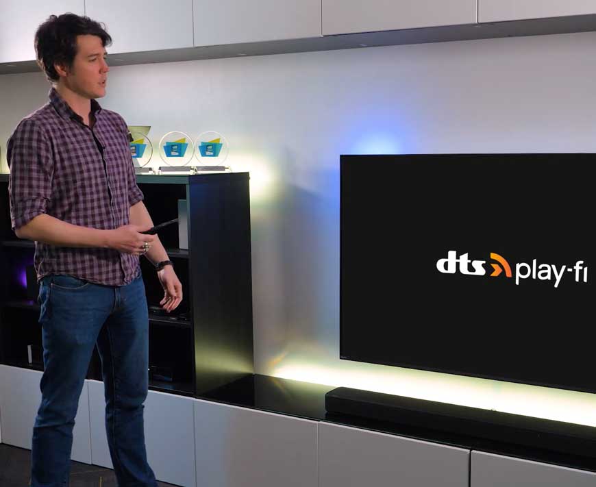 Comment configurer votre syst&egrave;me audio domestique Philips - d&eacute;crit devant un t&eacute;l&eacute;viseur Philips