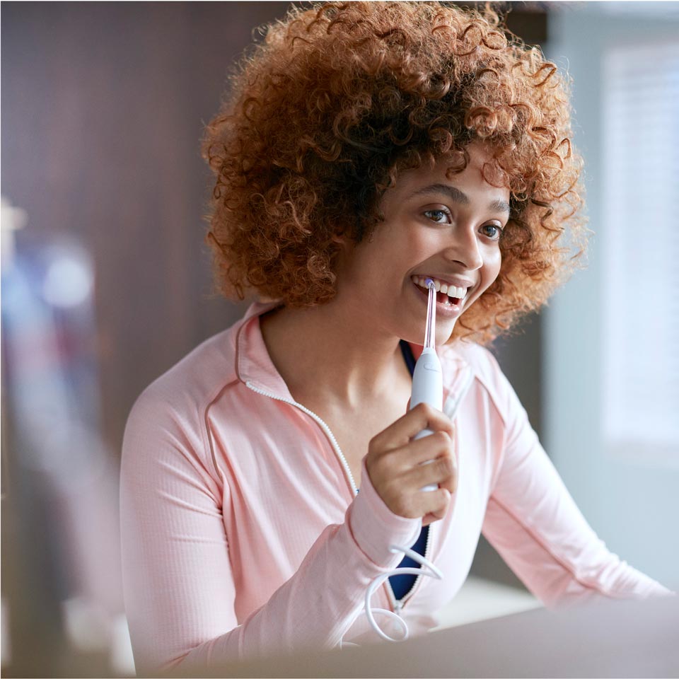 Femme utilisant un Power&nbsp;Flosser