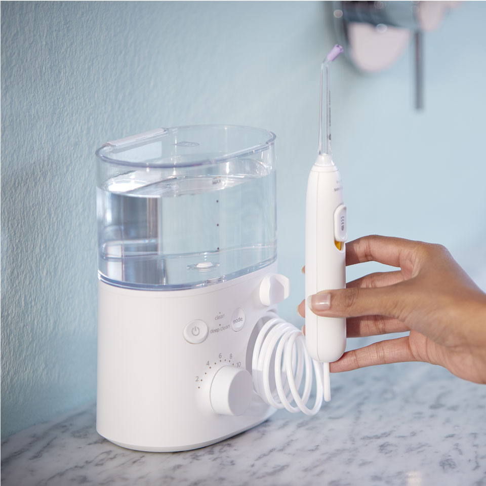 Main saisissant le manche d'un Power&nbsp;Flosser