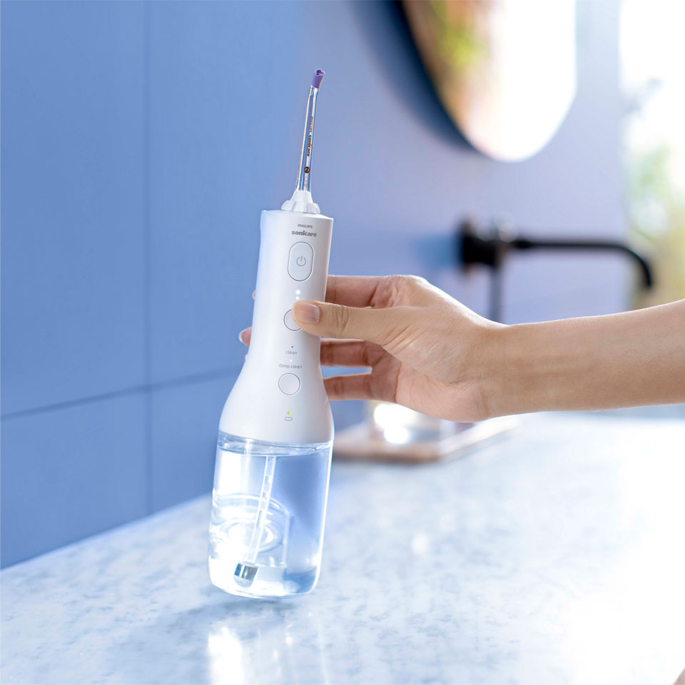 Power&nbsp;Flosser sans fil en train d'&ecirc;tre enlev&eacute; d'un comptoir