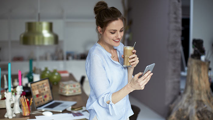 Tache de caf&eacute; sur les dents : nos astuces