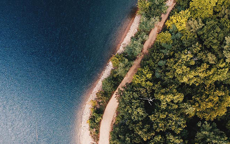 Banni&egrave;re d&rsquo;une vue a&eacute;rienne d&rsquo;arbres et de l&rsquo;oc&eacute;an, introduisant le plan de d&eacute;veloppement durable de Philips.